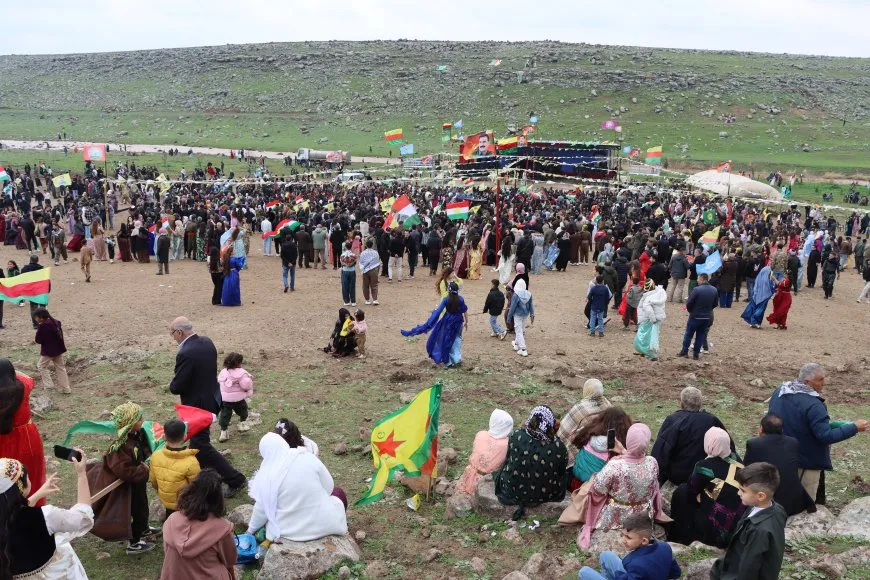 Thousands celebrate Newroz, stress need for unity, strengthening democracy