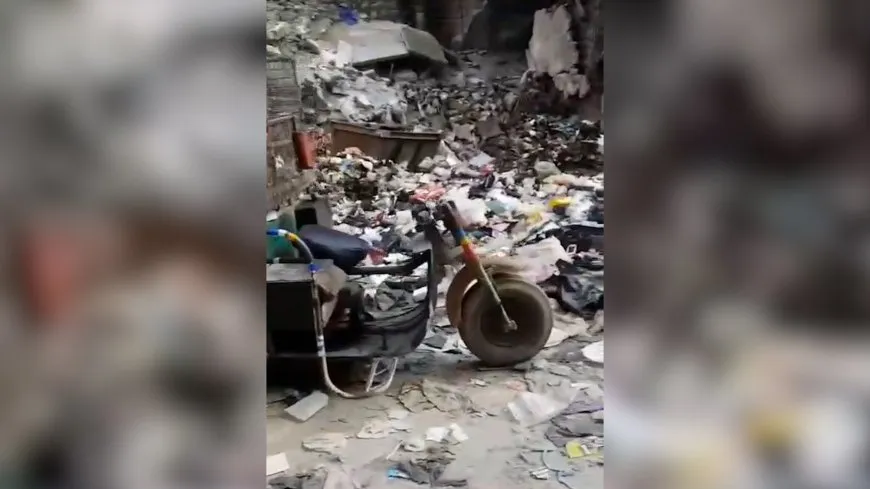 Piles of garbage in Aleppo streets