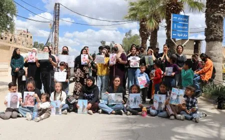 Prisoners' families demand their sons' release in front of governorate building