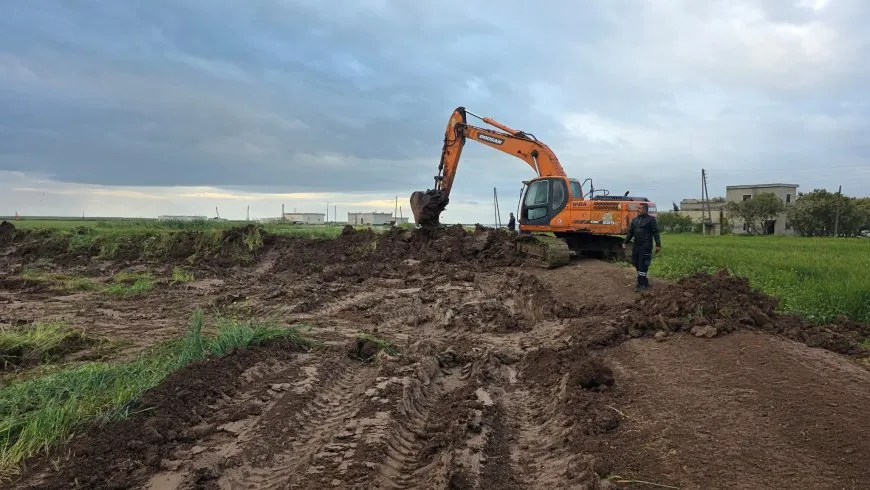 Flood warnings after Sabkha al-Sayha embankment collapse in Aleppo countryside