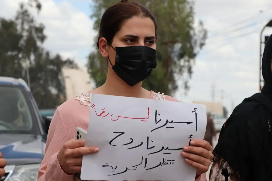 Prisoners' families demand their sons' release in front of governorate building