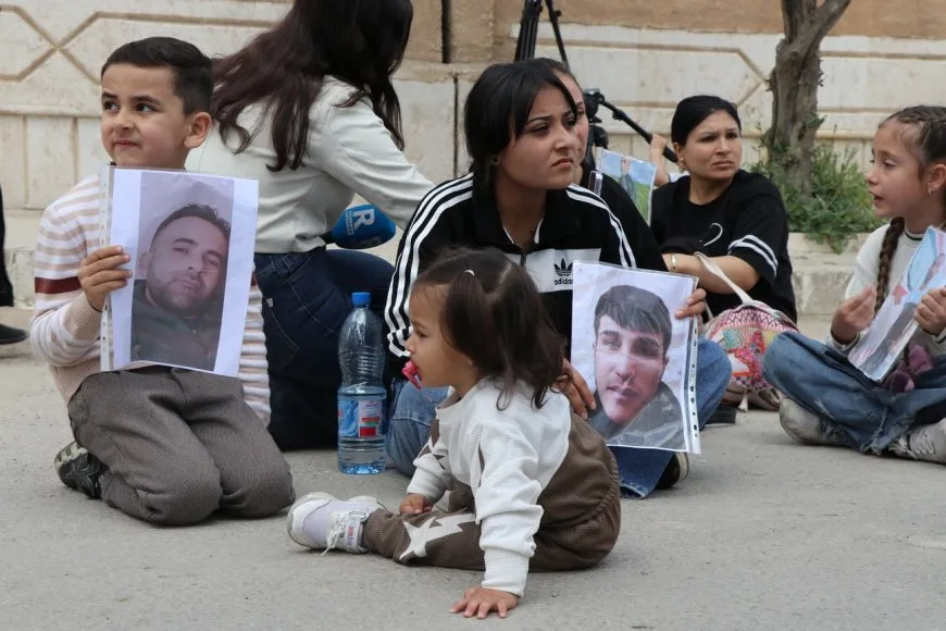 Prisoners' families demand their sons' release in front of governorate building