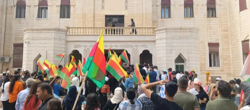 Huge crowds in Hasaka hand over demands list to governorate on Kurdish language