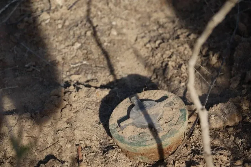 Man, killed, his wife seriously injured by landmine explosion in rural Hama