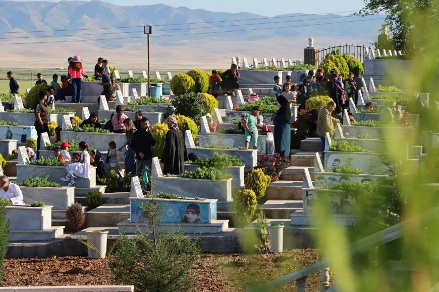 Residents of Jazera and Kobani cities celebrate first day of Eid by visiting martyrs' shrines