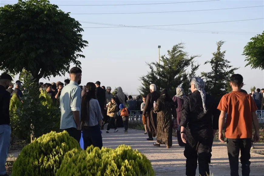 Residents of Jazera and Kobani cities celebrate first day of Eid by visiting martyrs' shrines