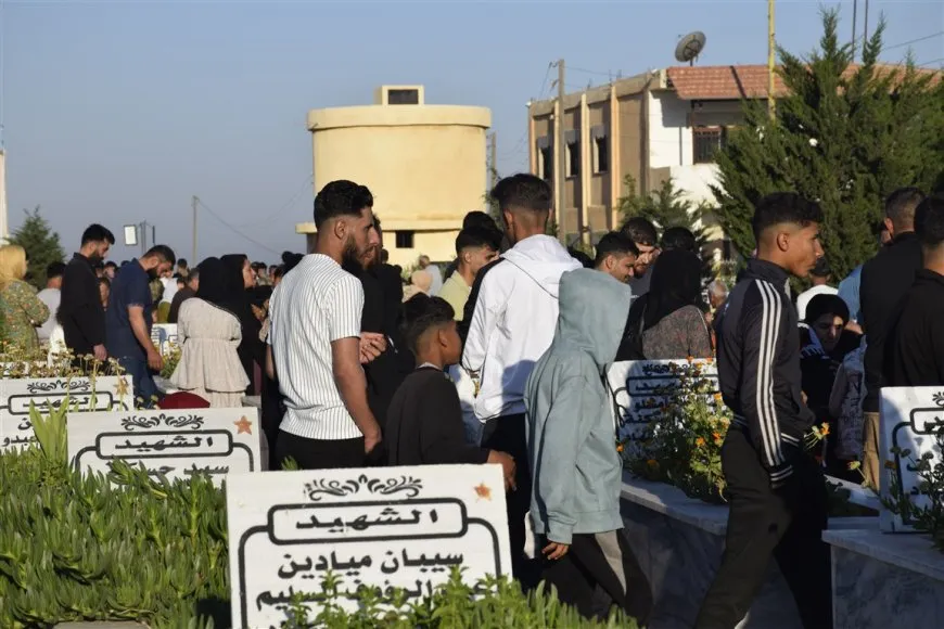 Residents of Jazera and Kobani cities celebrate first day of Eid by visiting martyrs' shrines