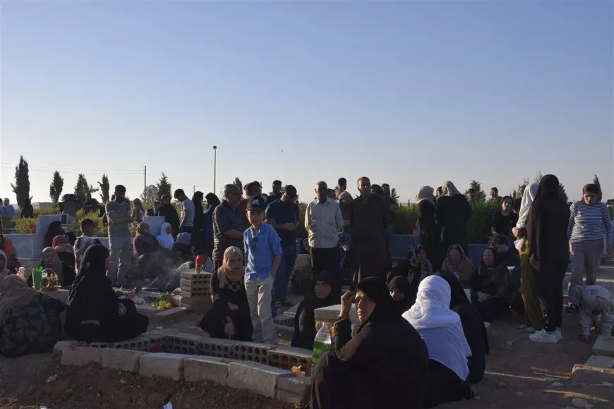 Residents of Jazera and Kobani cities celebrate first day of Eid by visiting martyrs' shrines