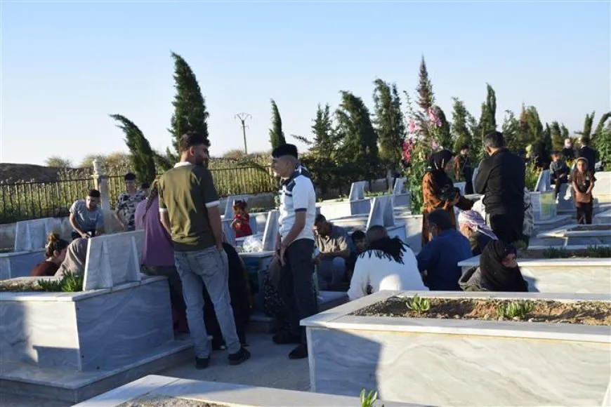 Residents of Jazera and Kobani cities celebrate first day of Eid by visiting martyrs' shrines