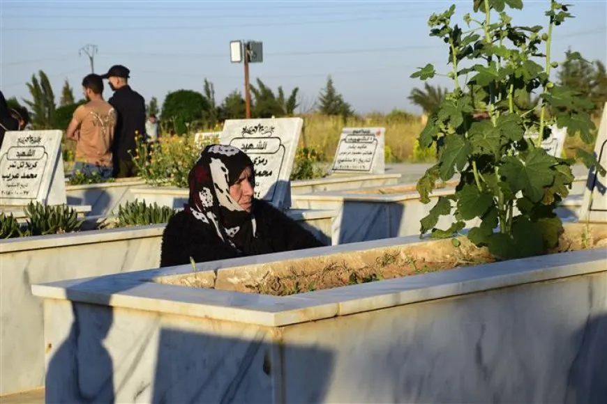Residents of Jazera and Kobani cities celebrate first day of Eid by visiting martyrs' shrines