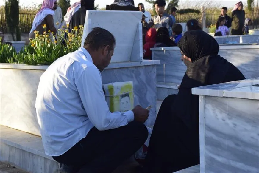 Residents of Jazera and Kobani cities celebrate first day of Eid by visiting martyrs' shrines