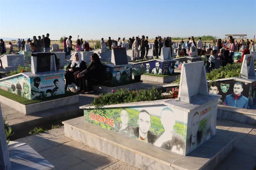 Residents of Jazera and Kobani cities celebrate first day of Eid by visiting martyrs' shrines