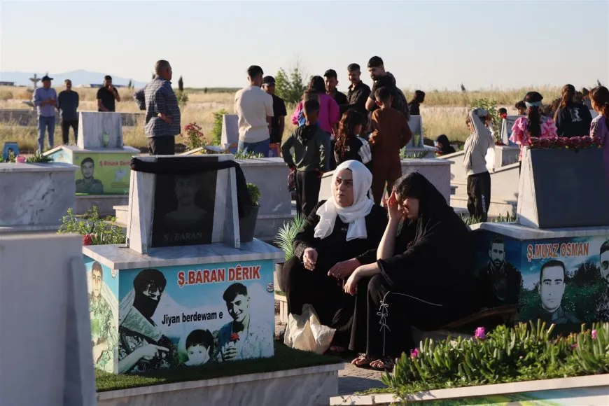 Residents of Jazera and Kobani cities celebrate first day of Eid by visiting martyrs' shrines