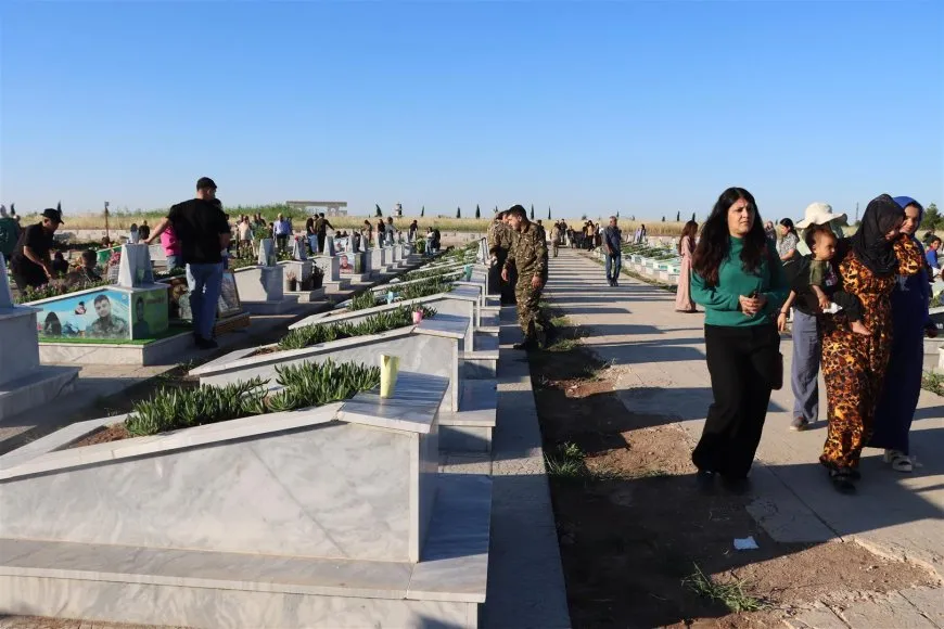 Residents of Jazera and Kobani cities celebrate first day of Eid by visiting martyrs' shrines