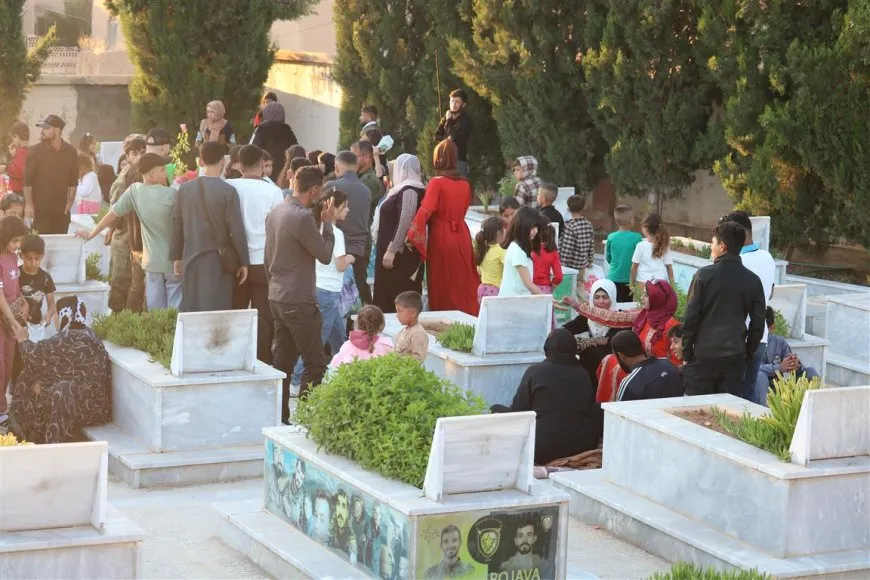 Residents of Jazera and Kobani cities celebrate first day of Eid by visiting martyrs' shrines