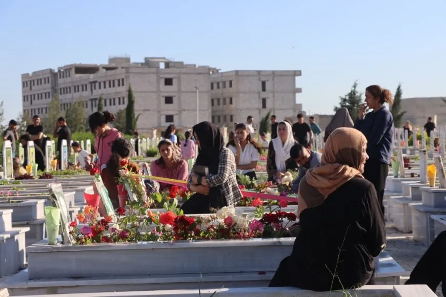 Residents of Jazera and Kobani cities celebrate first day of Eid by visiting martyrs' shrines