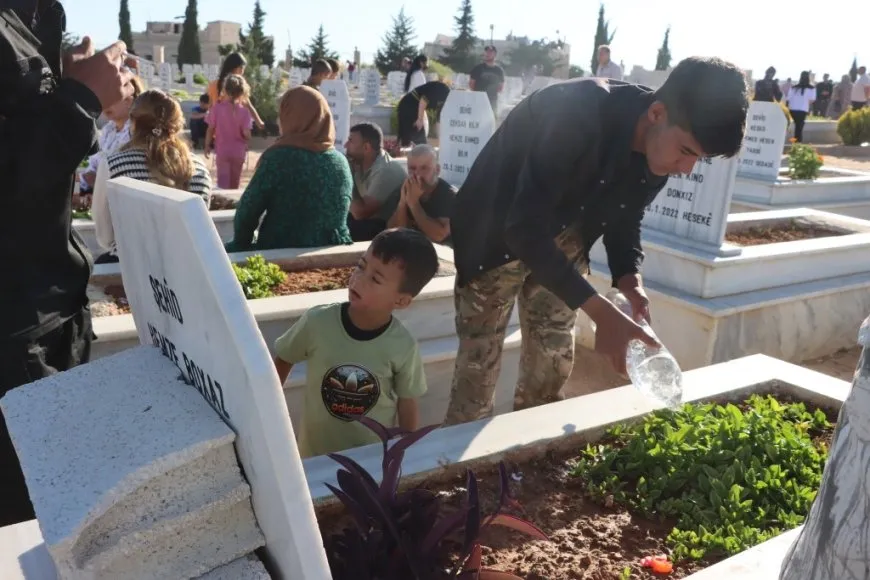 Residents of Jazera and Kobani cities celebrate first day of Eid by visiting martyrs' shrines
