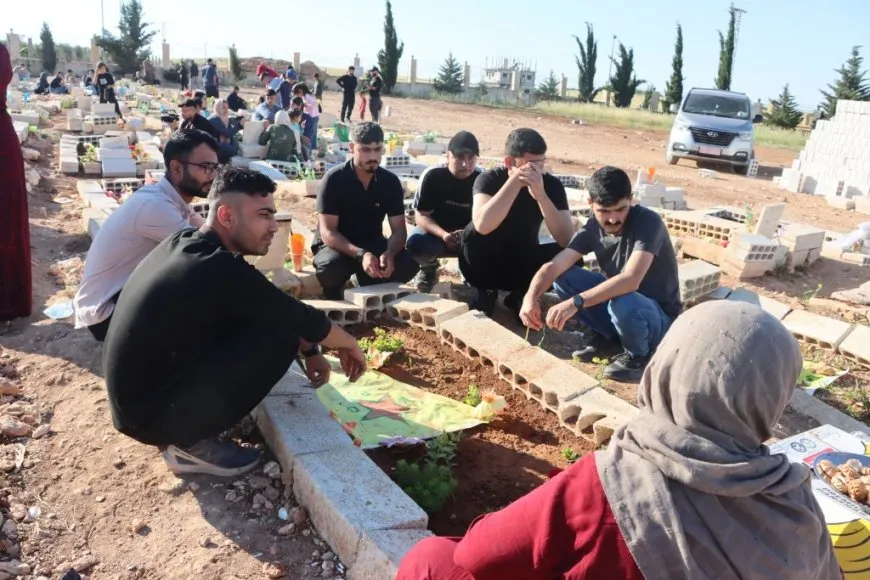 Residents of Jazera and Kobani cities celebrate first day of Eid by visiting martyrs' shrines