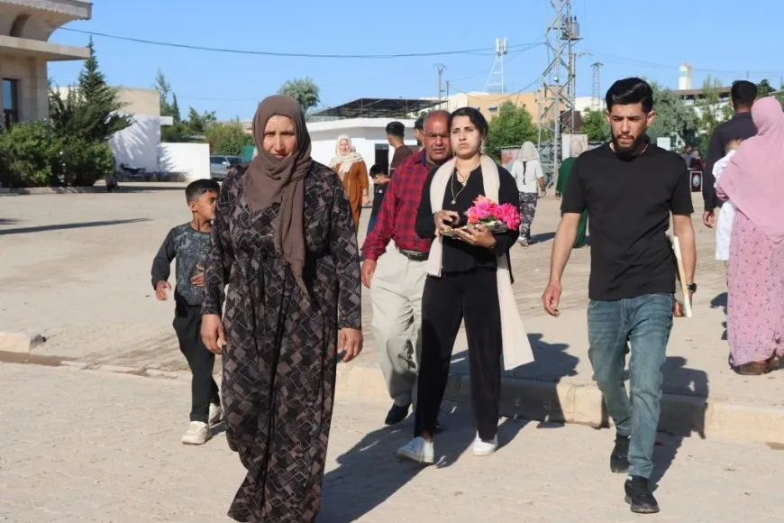 Residents of Jazera and Kobani cities celebrate first day of Eid by visiting martyrs' shrines