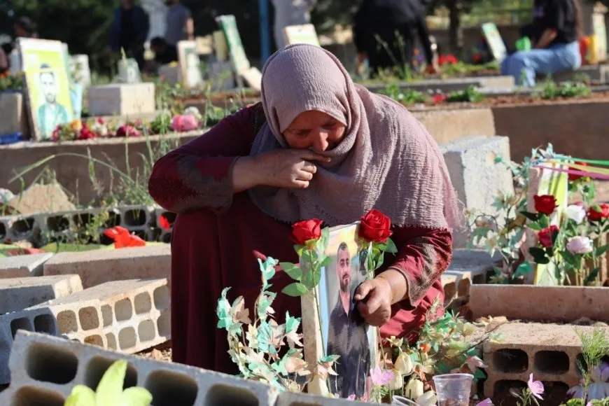 Residents of Jazera and Kobani cities celebrate first day of Eid by visiting martyrs' shrines