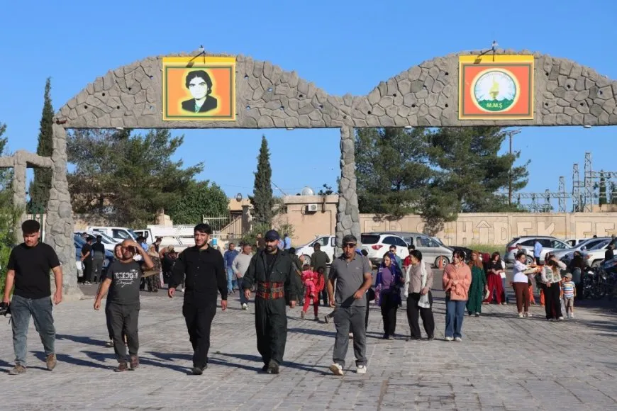 Residents of Jazera and Kobani cities celebrate first day of Eid by visiting martyrs' shrines