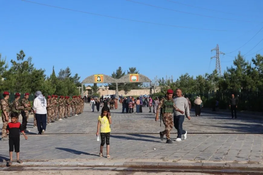 Residents of Jazera and Kobani cities celebrate first day of Eid by visiting martyrs' shrines