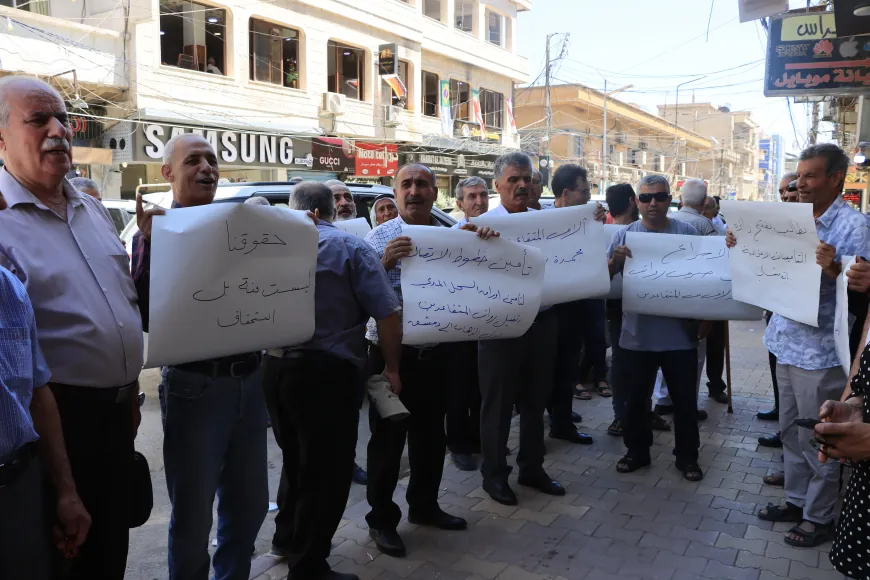 Retirees in Qamishlo protest to demand their salaries, which have been suspended for a year