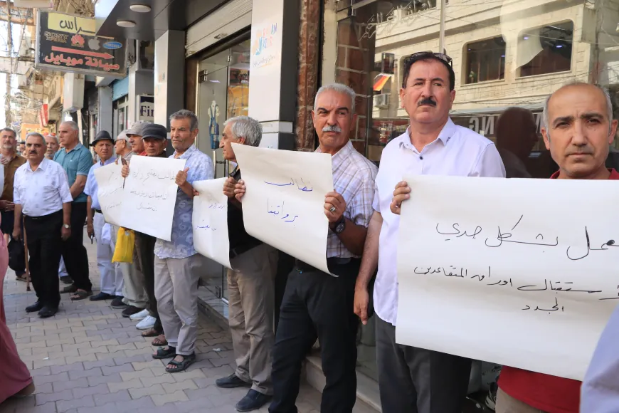 Retirees in Qamishlo protest to demand their salaries, which have been suspended for a year