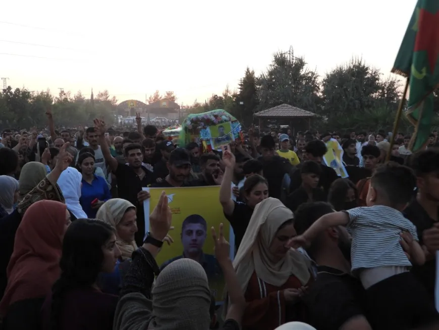 Kobani residents bid farewell to SDF fighter, vow to continue struggle