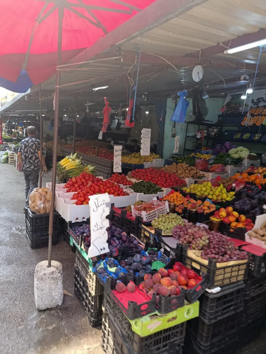 Cash shortages and rising prices put pressure on Syrian markets and families