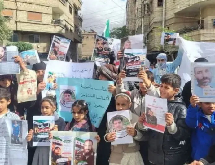 Israeli forces set up checkpoint in Quneitra amid protests