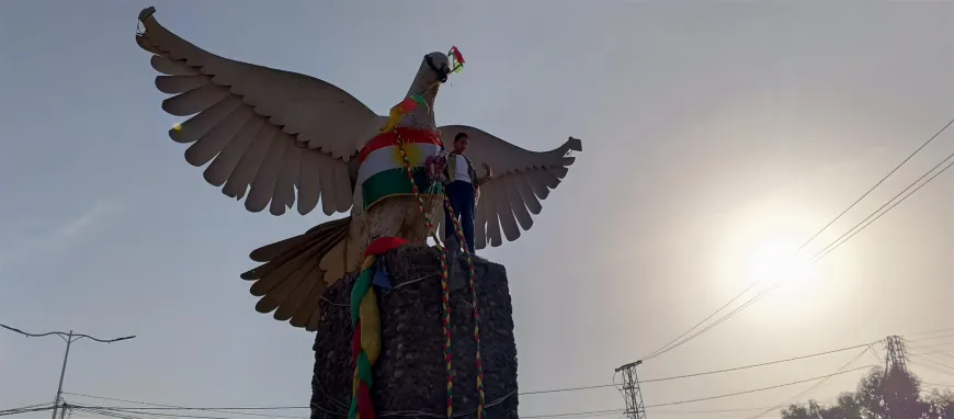 Women, girls hang braid at Al-Hamama Roundabout in Hasakah
