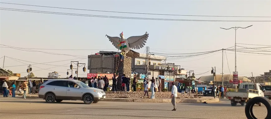 Women, girls hang braid at Al-Hamama Roundabout in Hasakah