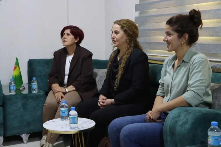 Northern Kurdistan’s delegation visits Kobani institutions, receives symbolic gifts