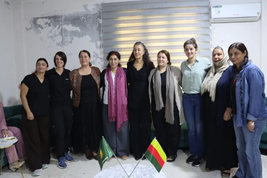 Northern Kurdistan’s delegation visits Kobani institutions, receives symbolic gifts