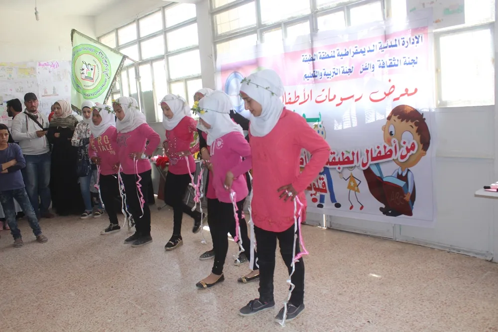 Los niños de Al-Tabqa simpatizan con los niños Afrin y Ghouta