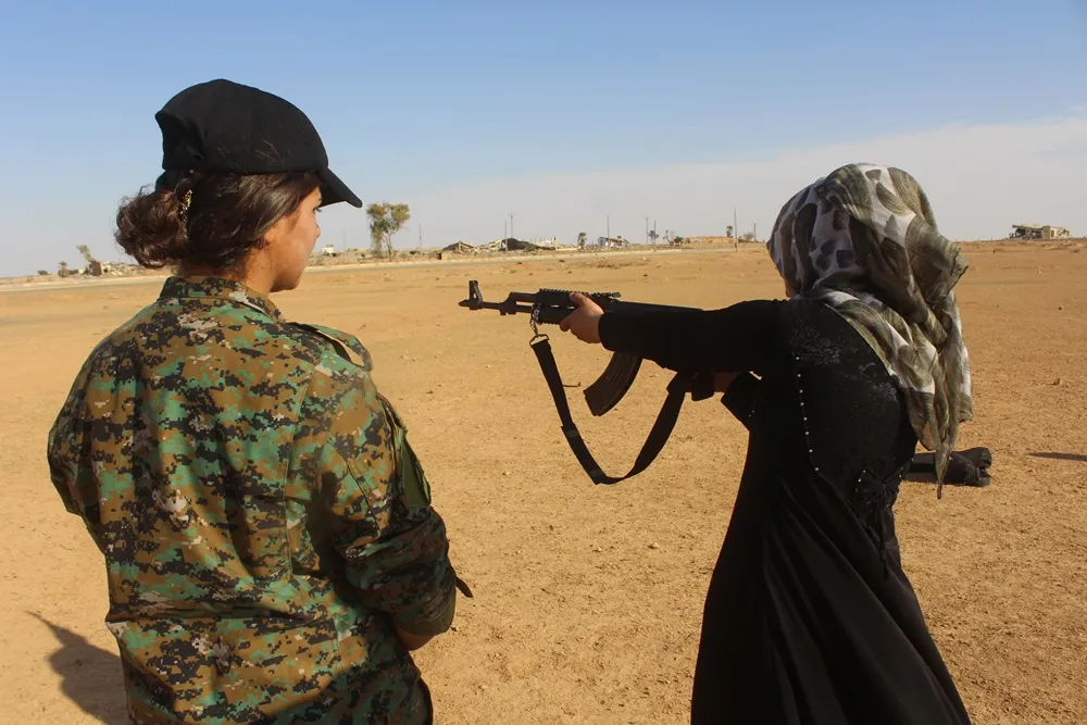 Chicas de al-Tabqa practicando disparos, dicen "sostener los brazos es solo de los hombres"