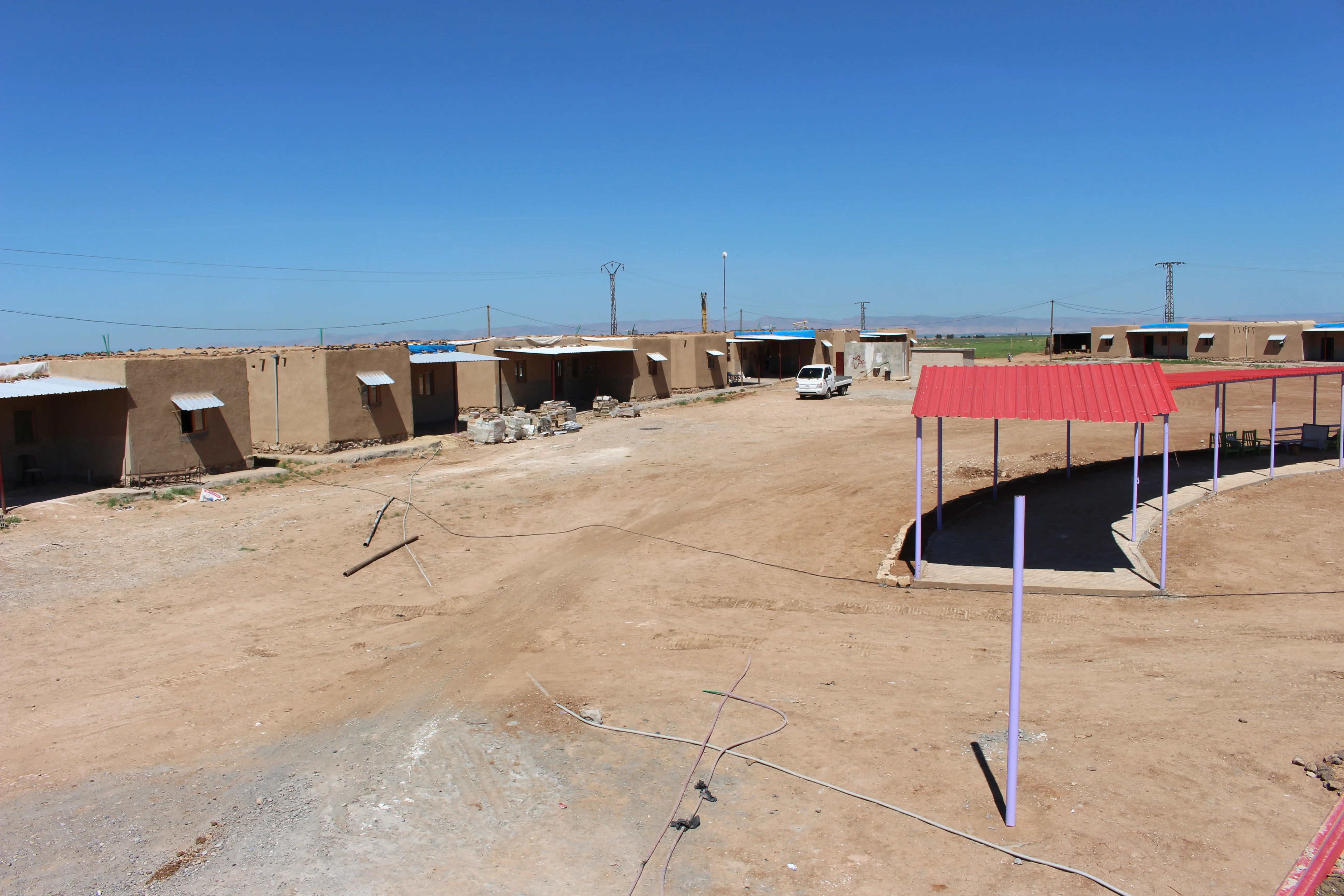 Mujeres de JIN WAR casi terminan de construir un pueblo