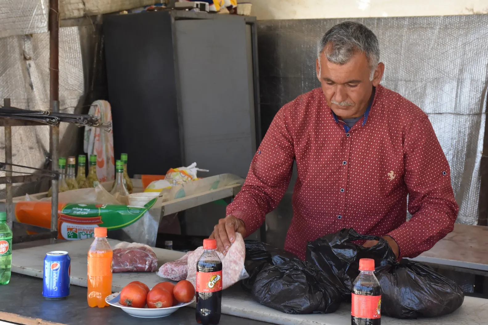 Resueltamente aferrándose a la tierra, nombró a su restaurante