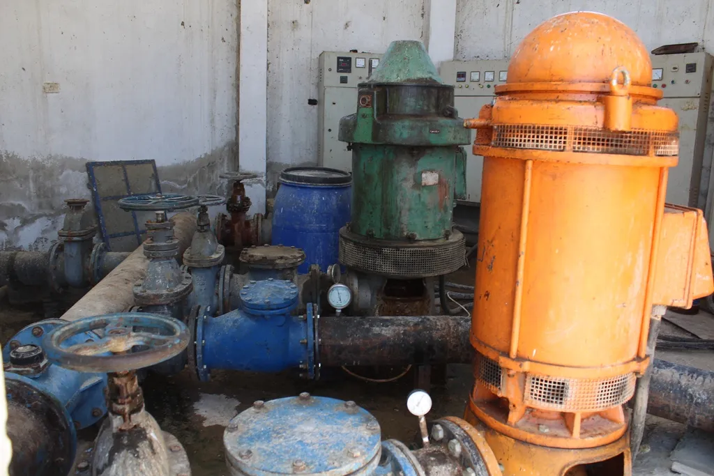 Unidad de agua en al-Jarniya trabaja para reparar bombas de agua