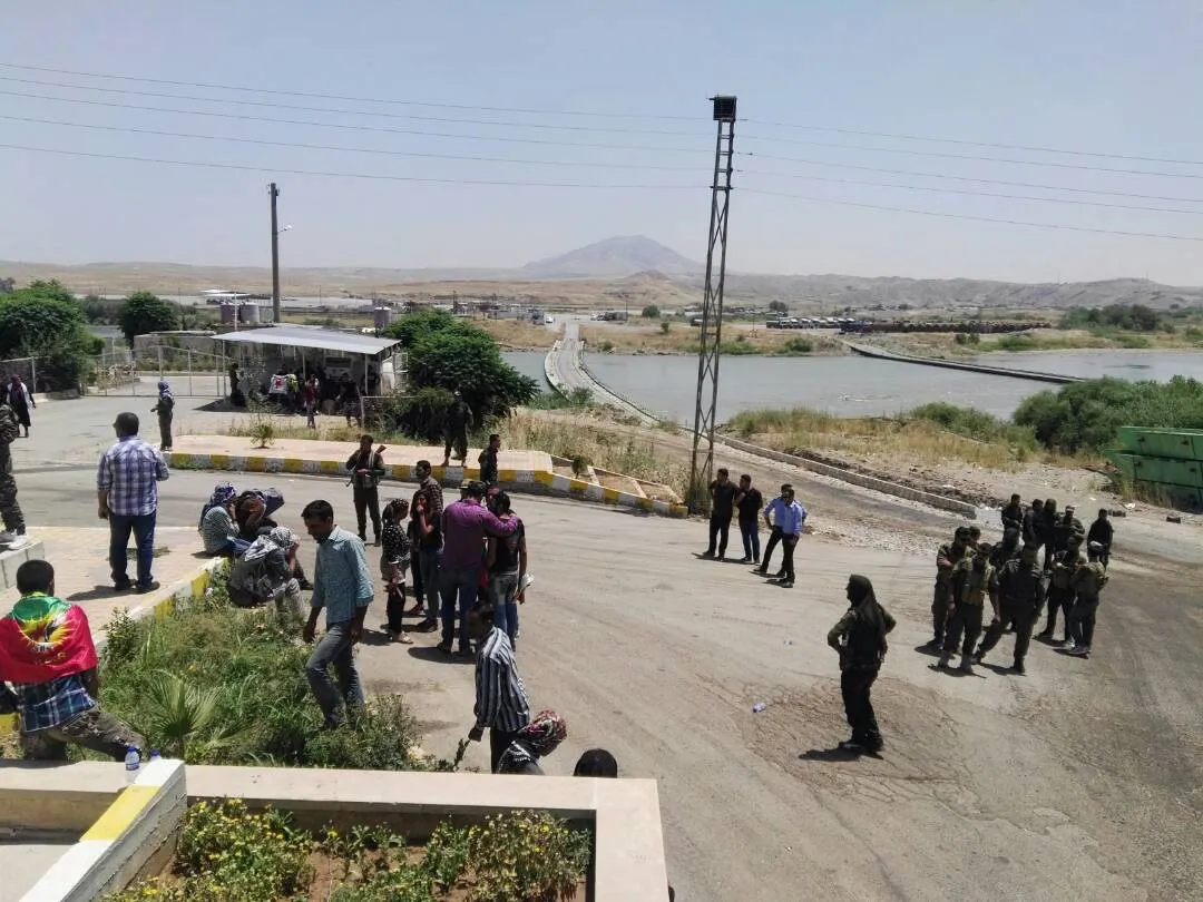 Jóvenes de Siria llegan a Semalka esperando permiso para cruzar