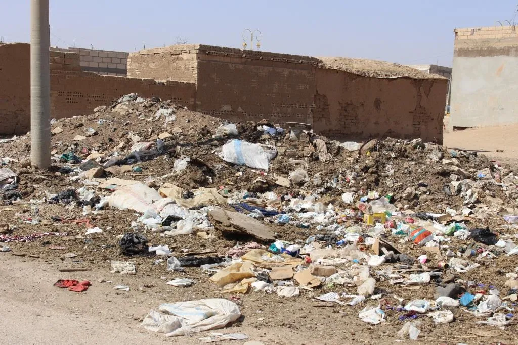 Tel-Hamis.. se queja de la acumulación de desechos en calles y barrios