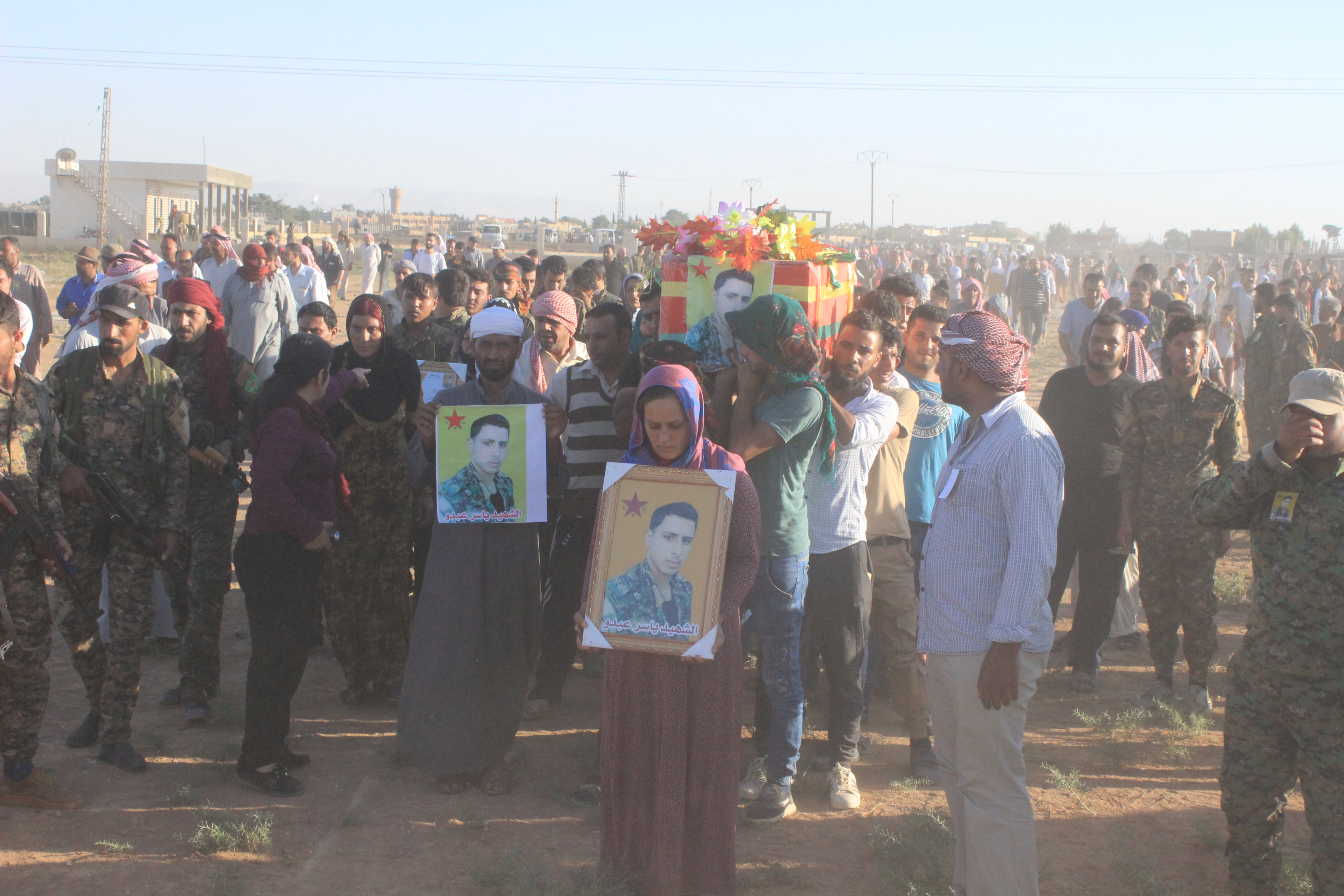Cuerpo del mártir Yasir Abdo enterrado en Tal Tamer