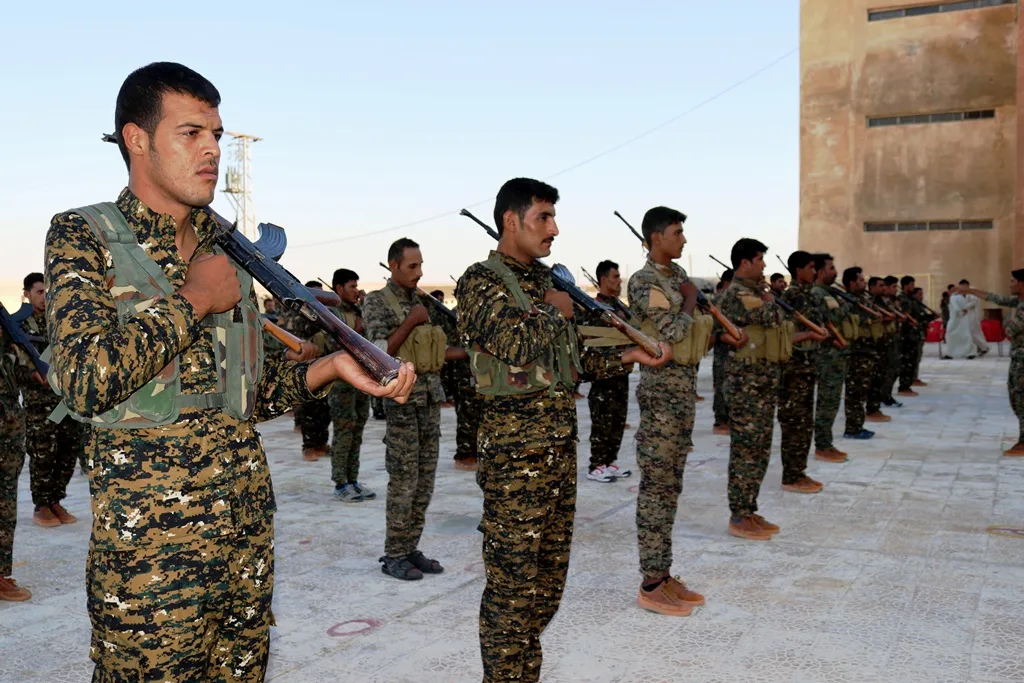 102 combatientes se unen a los rangos SDF en al-Tabqa rural