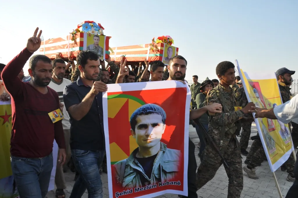 Kobanî se despide de 3 mártires