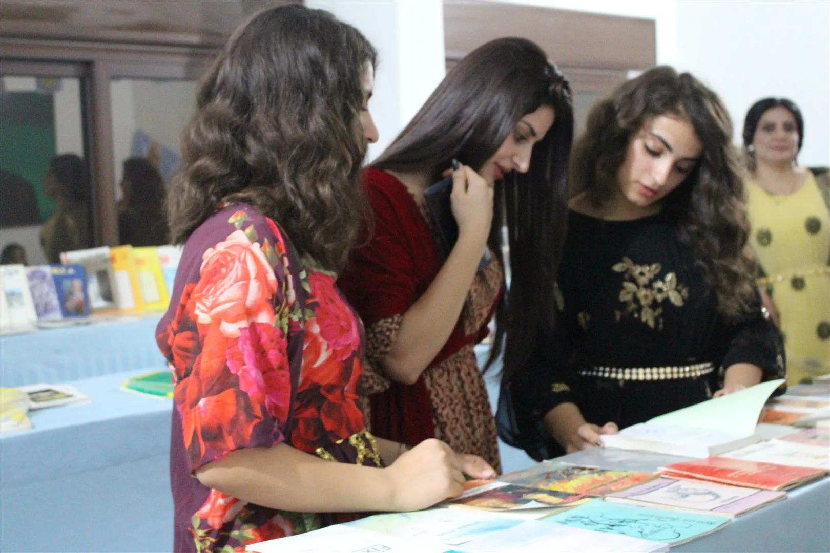 Exposición de libros abierta en Dêrik