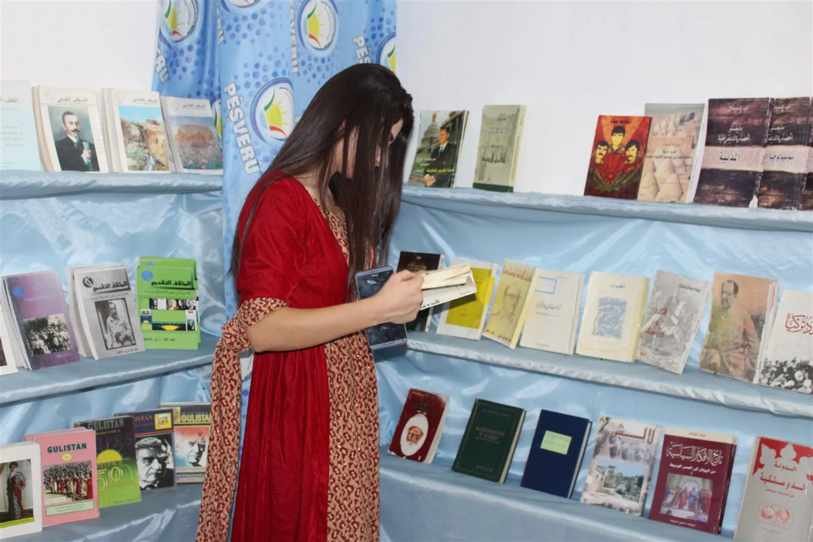 Exposición de libros abierta en Dêrik