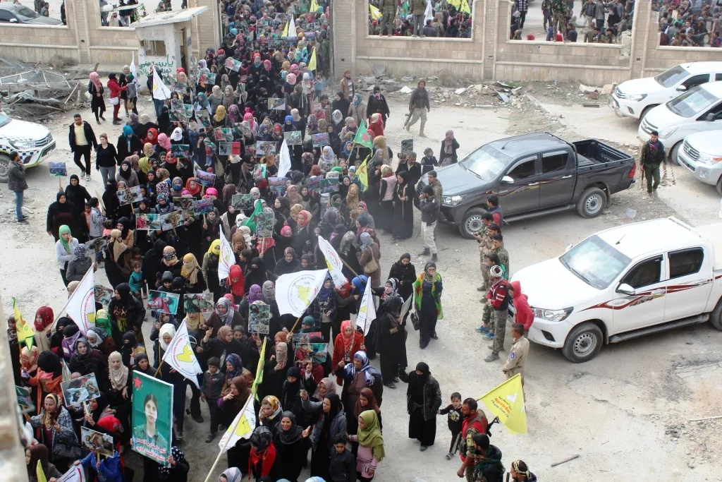 Las mujeres de Al-Raqqa un año después de liberarse de la oscuridad de IS -3