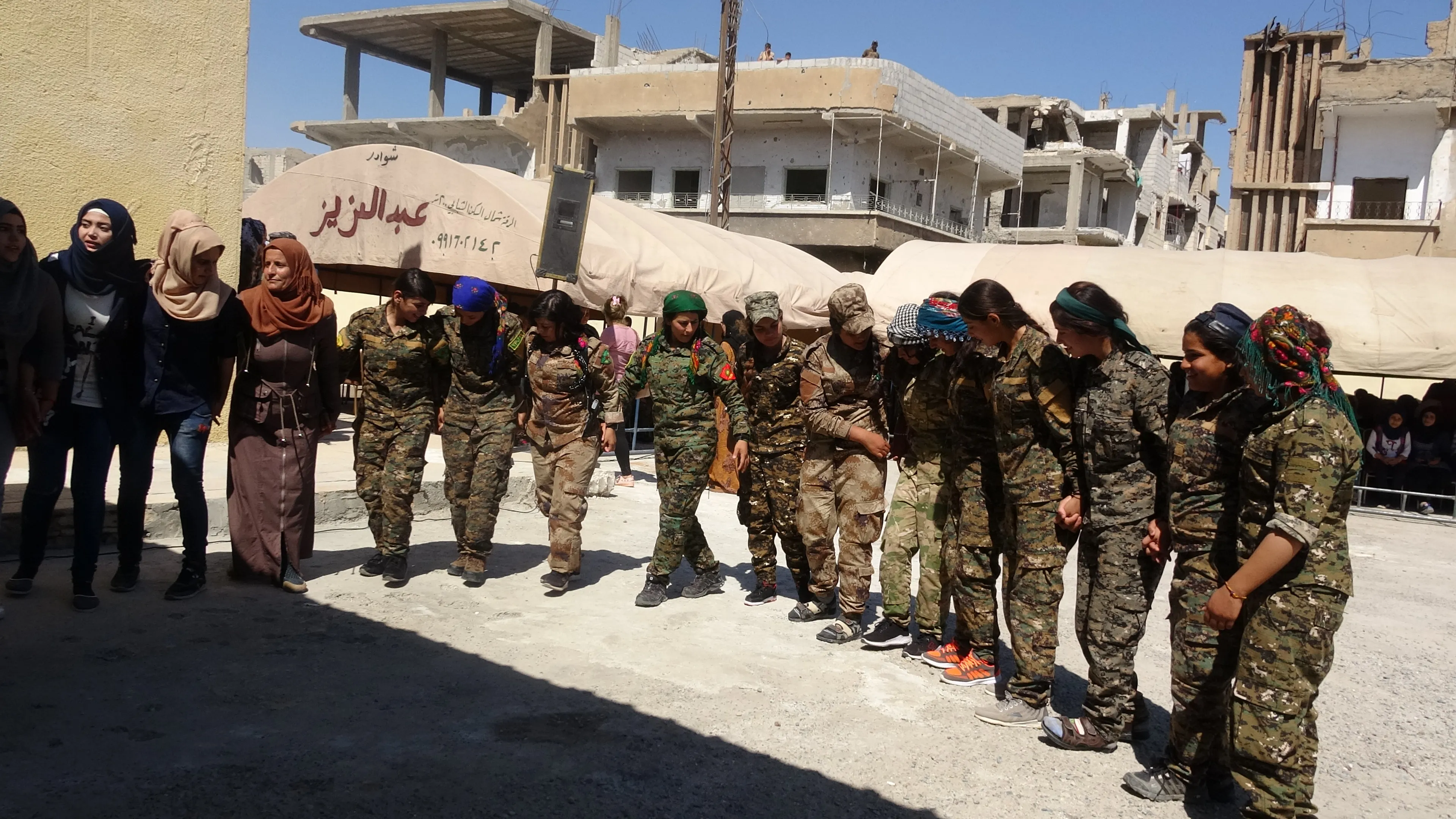 Las mujeres de Al-Raqqa un año después de liberarse de la oscuridad de IS -3