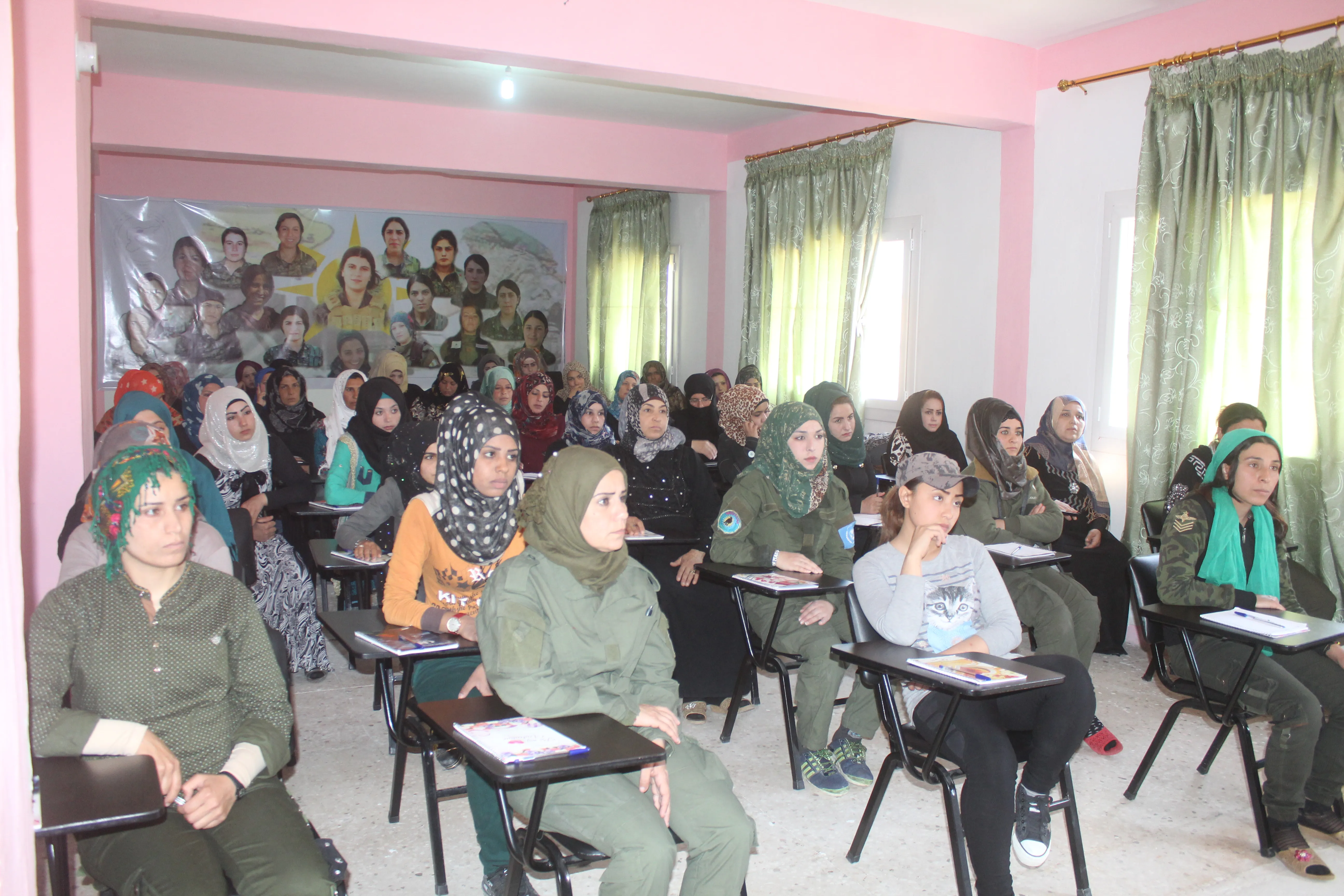 Las mujeres de Al-Raqqa un año después de liberarse de la oscuridad de IS -3